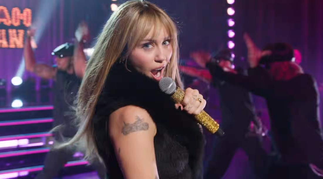 В новом трейлере спецэпизода «Ханны Монтаны» Майли Сайрус поет культовые песни из ситкома