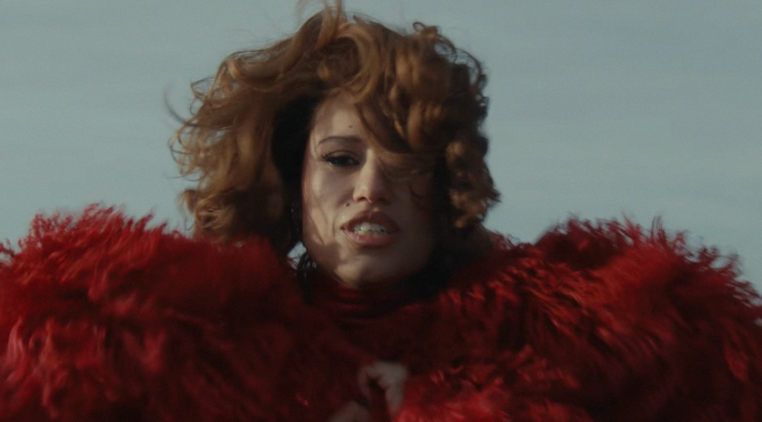 Raye, исполнительница хита «Where Is My Husband!», показала клип «Click Clack Symphony»