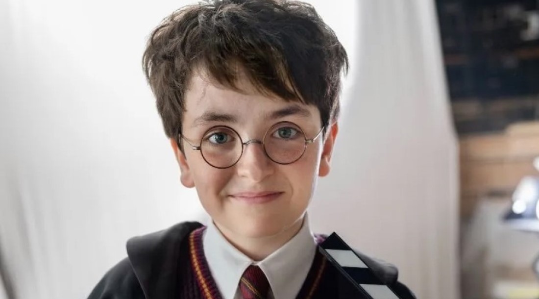 На первом кадре из сериала «Гарри Поттер» показали Гарри в форме для квиддича