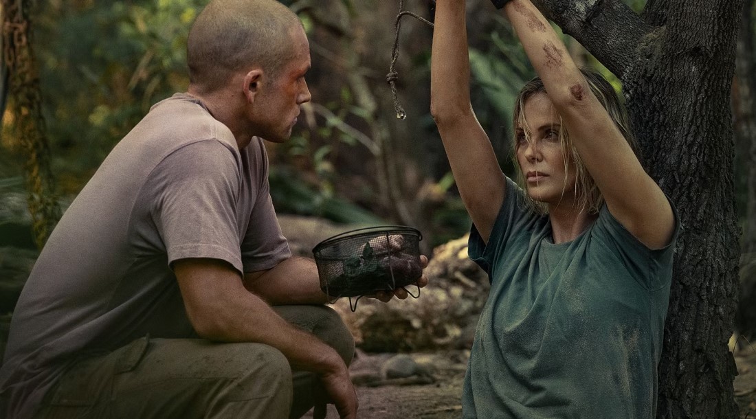 В трейлере фильма «Вершина» Тэрон Эджертон преследует Шарлиз Терон