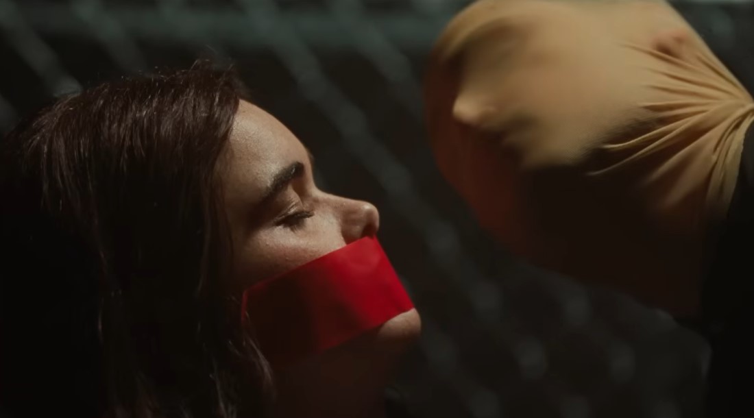 В трейлере хоррора «Лики смерти» Барби Феррейра и Charli XCX столкнулись с маньяком в маске