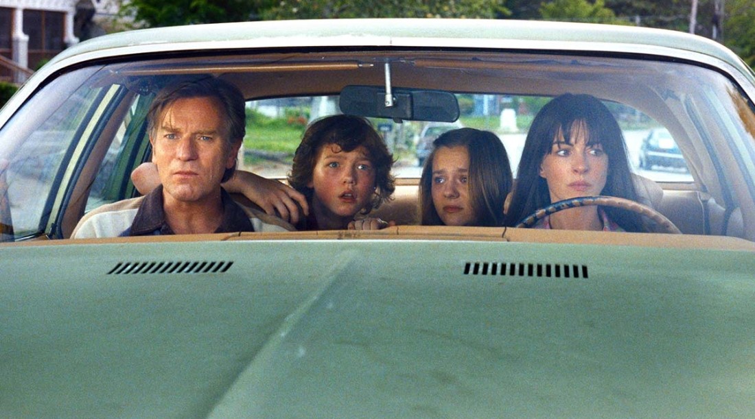 В тизере фильма «Конец Оук-стрит» Энн Хэтэуэй и Юэн МакГрегор столкнулись с динозаврами