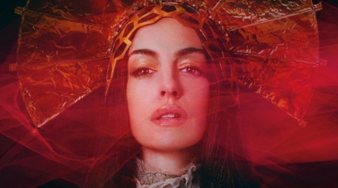 В трейлере драмы «Мать Мария» Энн Хэтэуэй стала поп-звездой