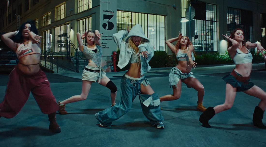 Вышел клип Даён «What’s a Girl to Do» с дочерью Анджелины Джоли и Брэда Питта