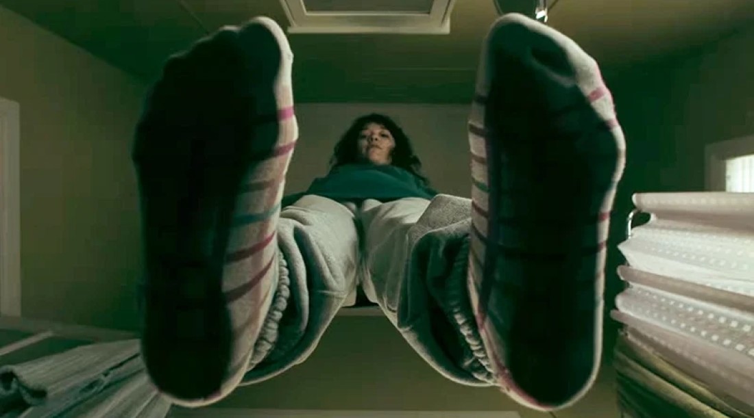 В трейлере хоррора «Ешь. Молись. Худей» девушка ради похудения ест прах людей