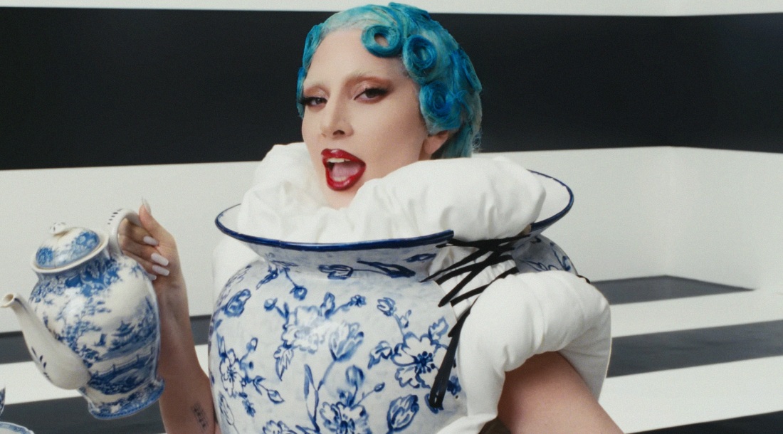Леди Гага и Doechii представили красочный клип «Runway» с эксцентричными нарядами