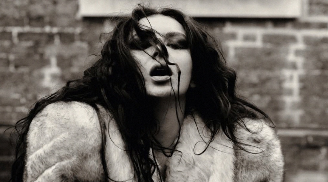 Charli XCX стала рок-звездой в клипе «Rock Music»