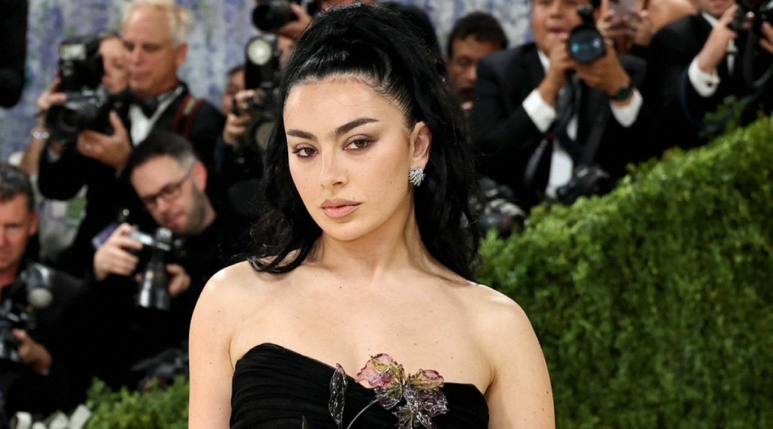 Charli XCX показала обложку альбома «Music, Fashion, Film» с Мартином Скорсезе и Марком Джейкобсом