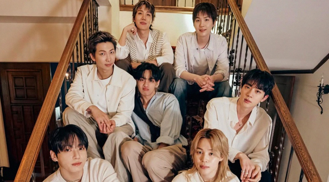 BTS выпустят книги с текстами песен и со своими рецептами