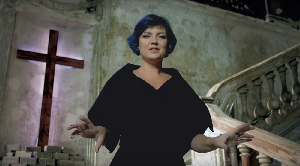 Кадр из клипа Хелависы на песню «Поверь»