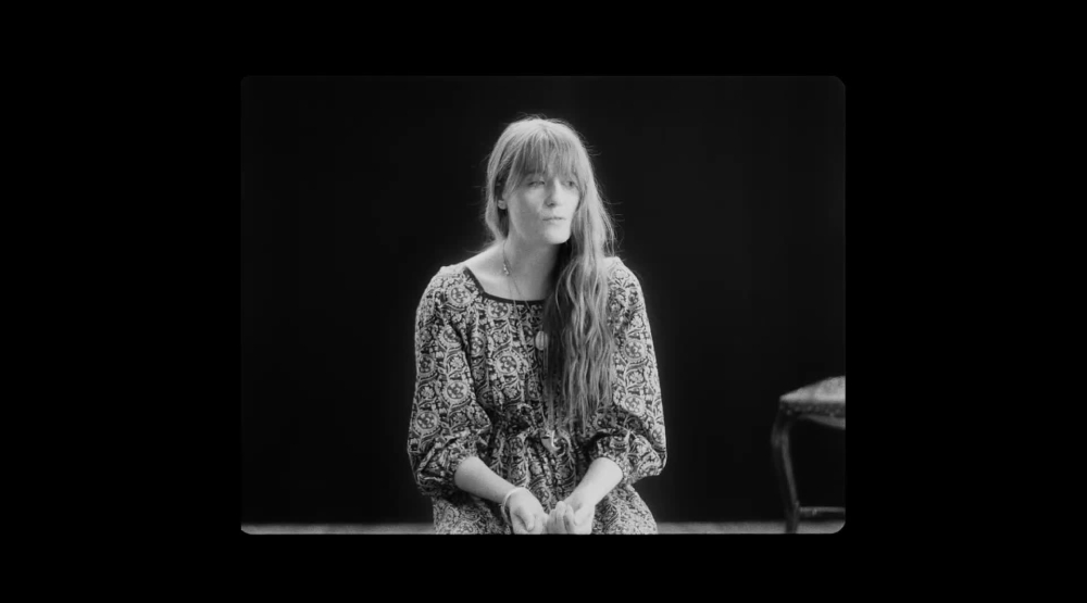 Кадр из клипа Florence and the Machine на трек "Sky Full Of Song"