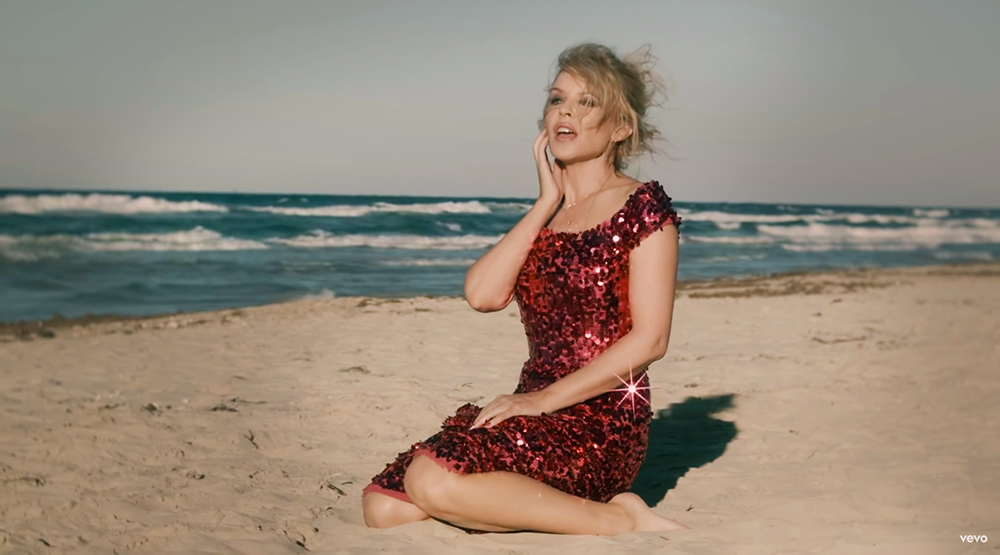 Скриншот клипа Кайли Миноуг «Golden»