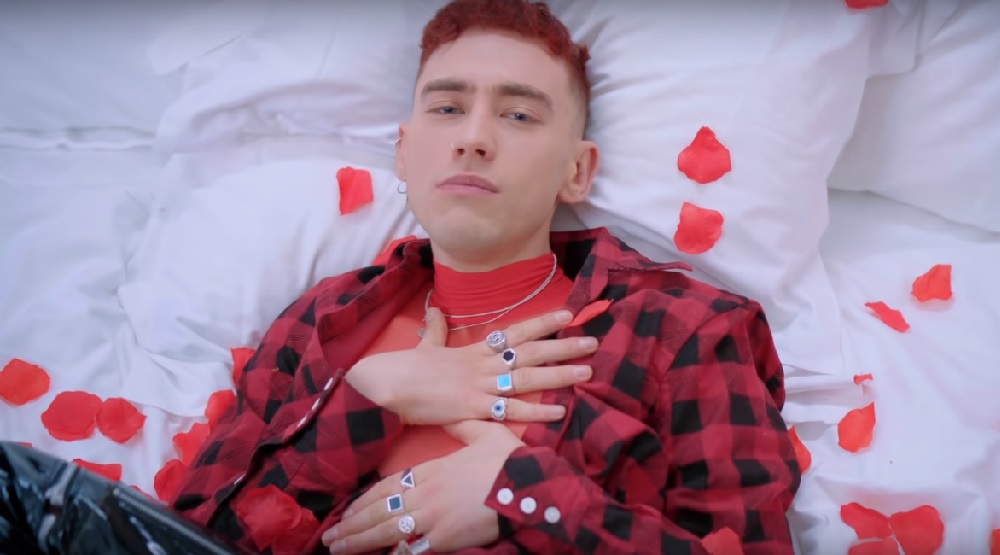 Вокалист Years & Years Олли Александер в клипе «Valentino»