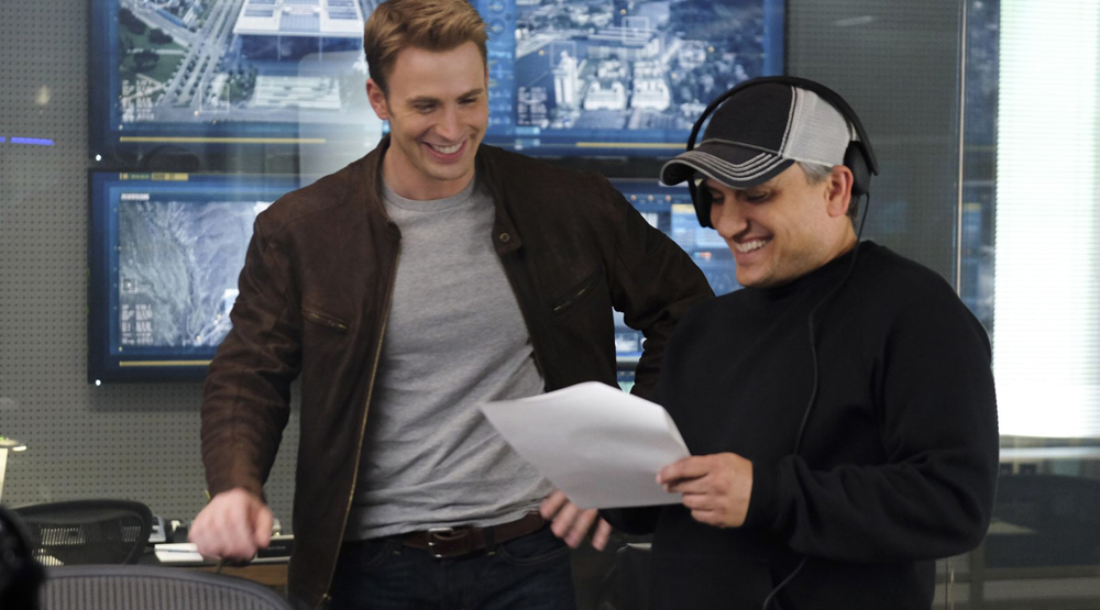 Крис Эванс и Джо Руссо на съемках фильма «Первый мститель: Противостояние»