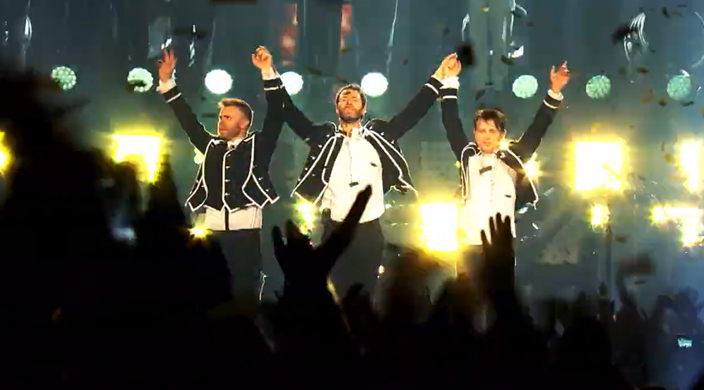 Кадр из фильма-концерта «Take That: Greatest Hits Live»