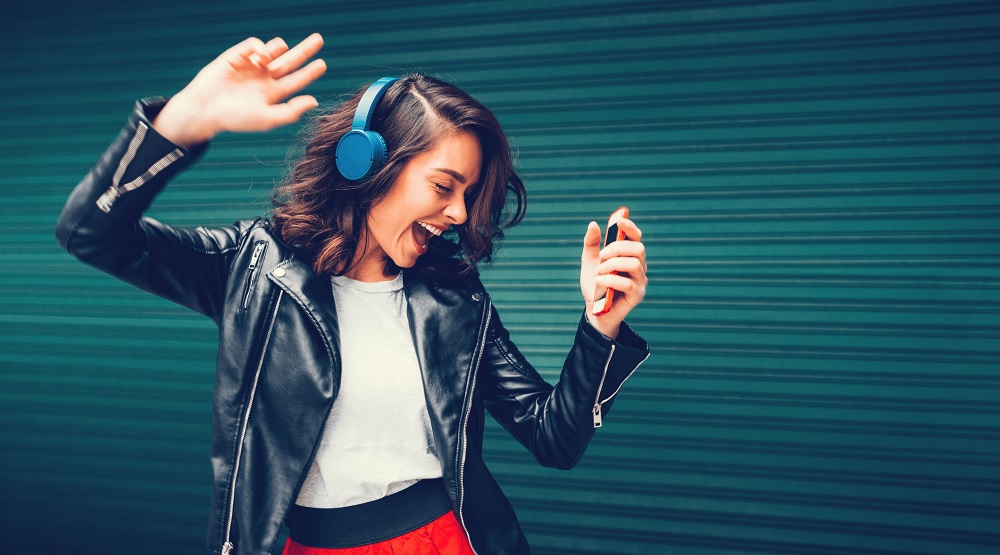 Девушка, слушающая музыку