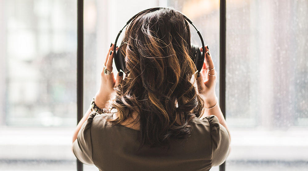 Девушка слушает музыку/ Фото: Burst/ Pexels