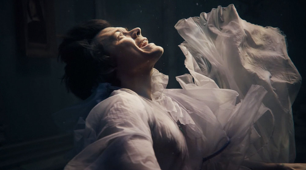 Кадр из клипа «Falling»