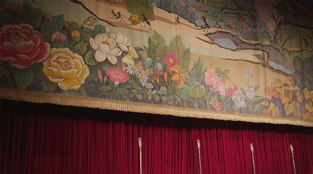 Кадр из клипа «Shiny Collarbone»