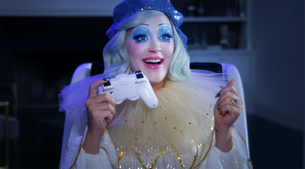 Кадр из клипа «Smile»