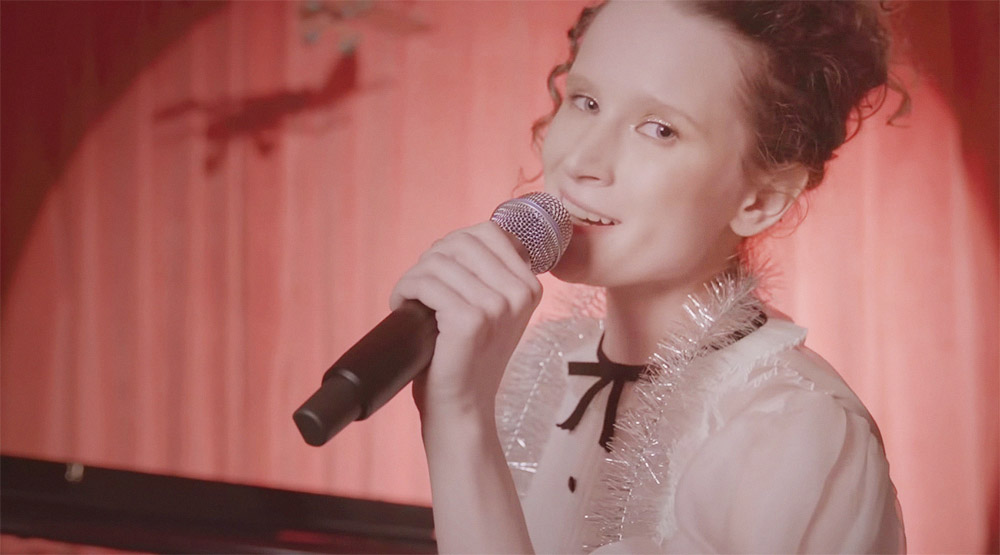 Кадр из видео «Расскажи, Снегурочка»