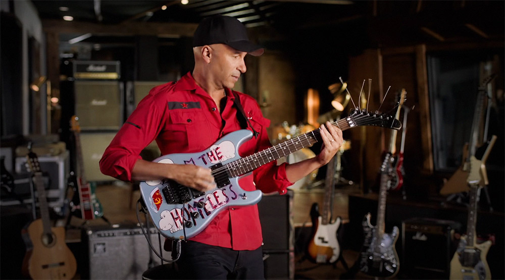 Том Морелло, кадр из видео «Tom Morello Teaches Electric Guitar»