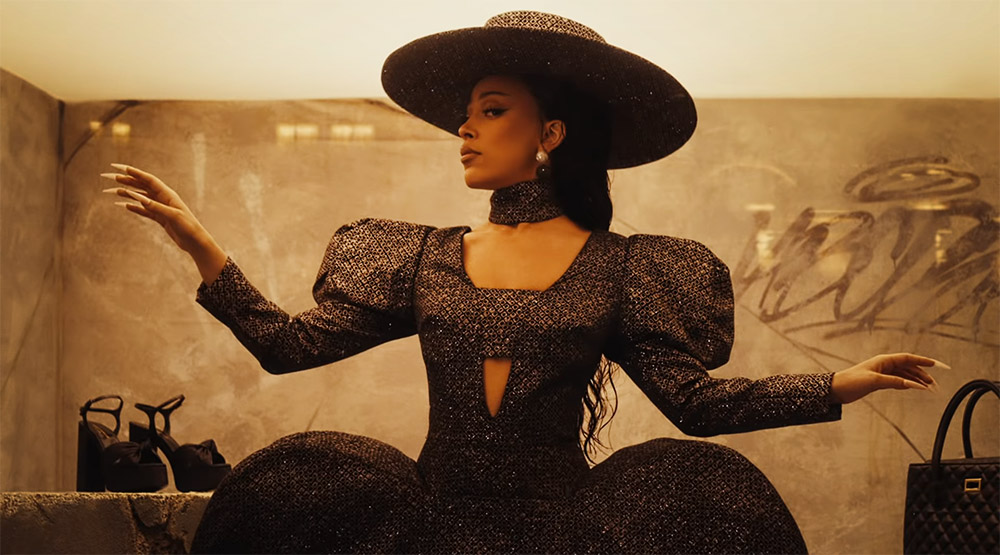 Кадр из клипа «Streets»