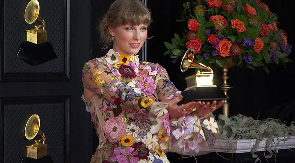 Тейлор Свифт, кадр из видео «Here's What Went On Backstage with Taylor Swift At The 2021 GRAMMY Awards Show»