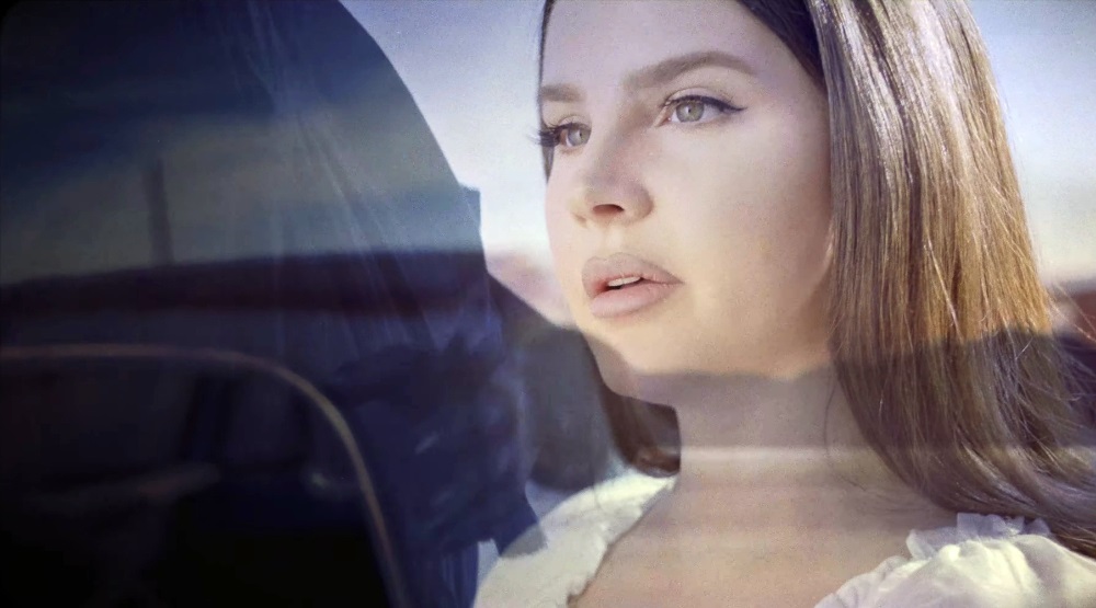 Кадр из клипа «White Dress»