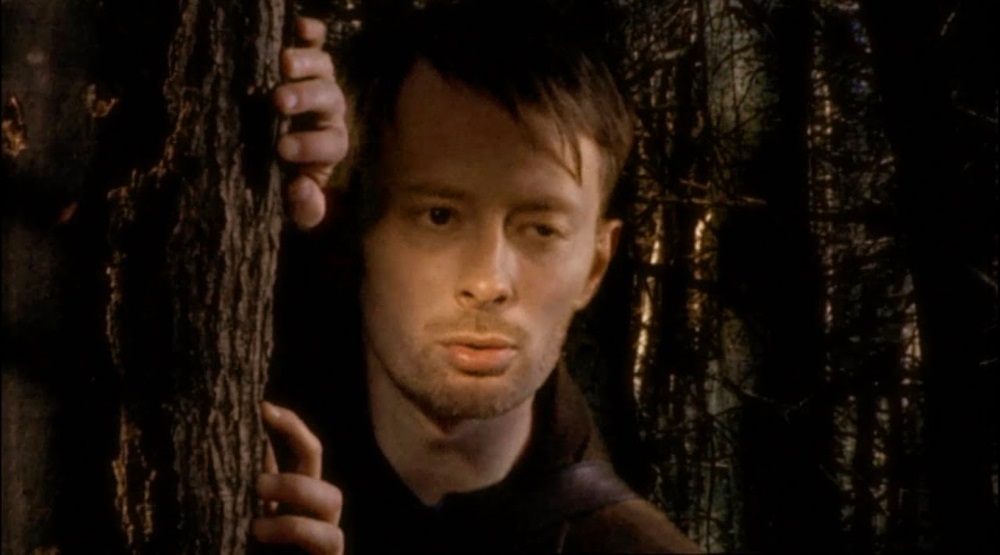 Вокалист Radiohead Том Йорк, кадр из клипа «There, There»