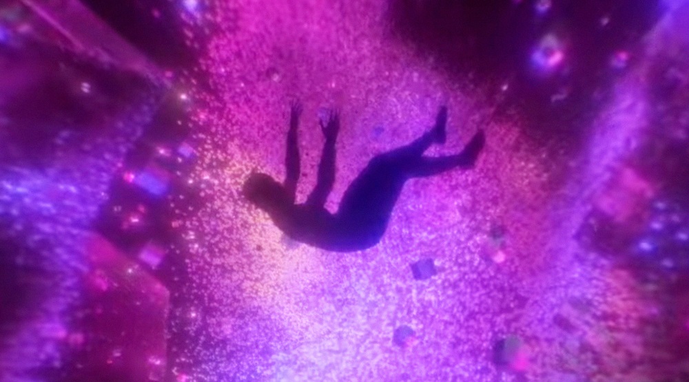 Кадр из клипа «Distorted Light Beam»