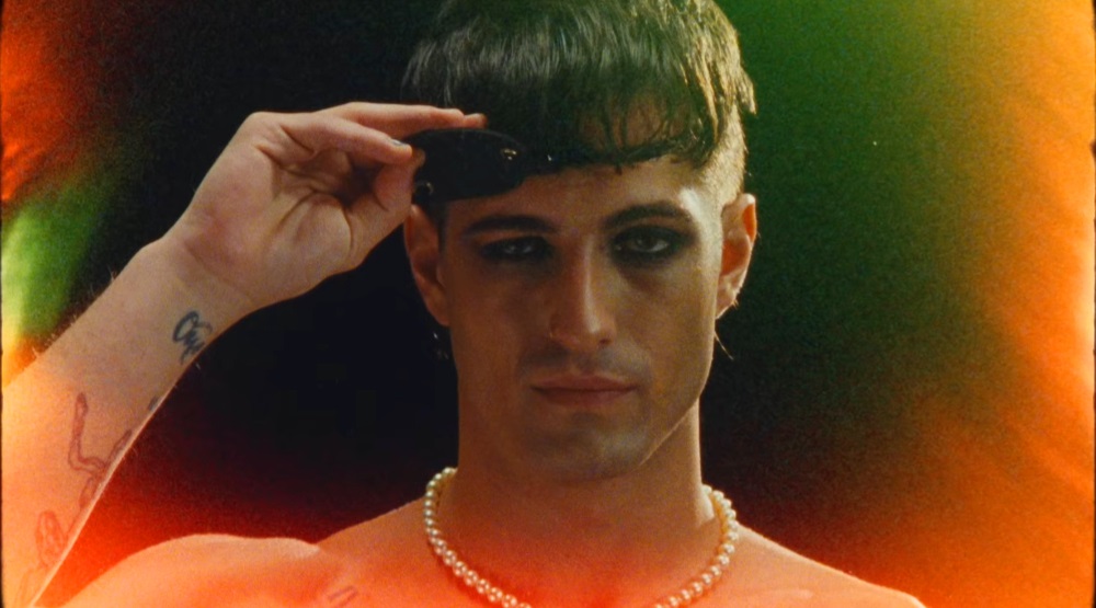 Кадр из клипа «I Wanna Be Your Slave»