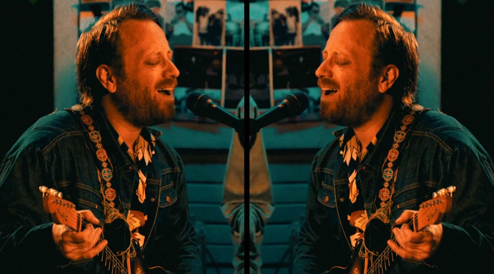 Кадр из клипа «Poor Boy a Long Way From Home»