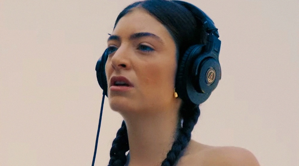 Лорд, кадр из видео «Dominoes»