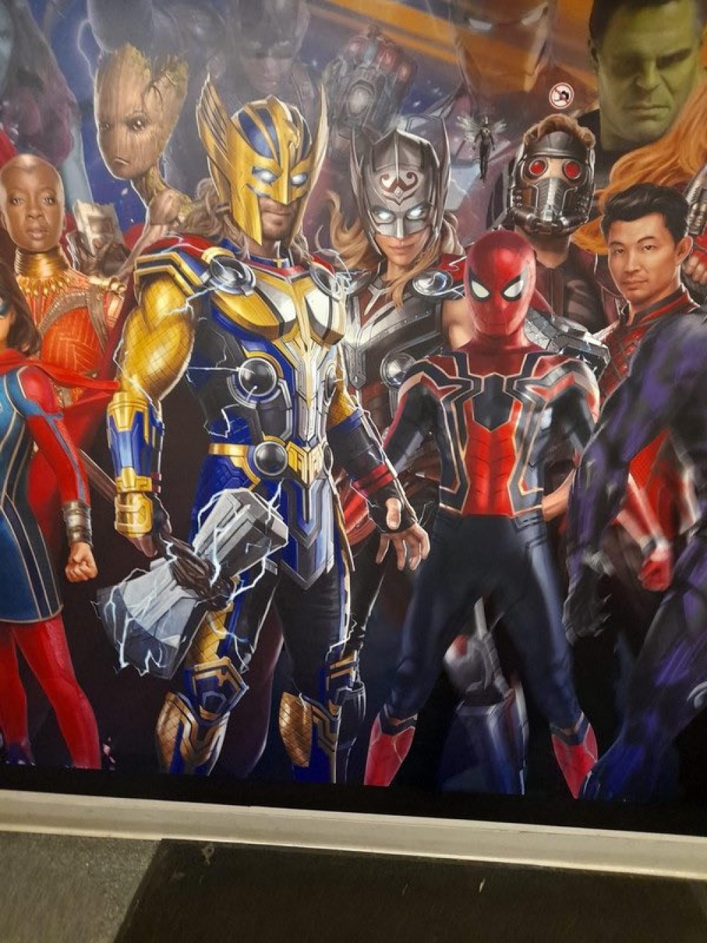 Постер Marvel с Тором, Могучим Тором, Черной Пантерой, Мисс Марвел и другими супергероями
