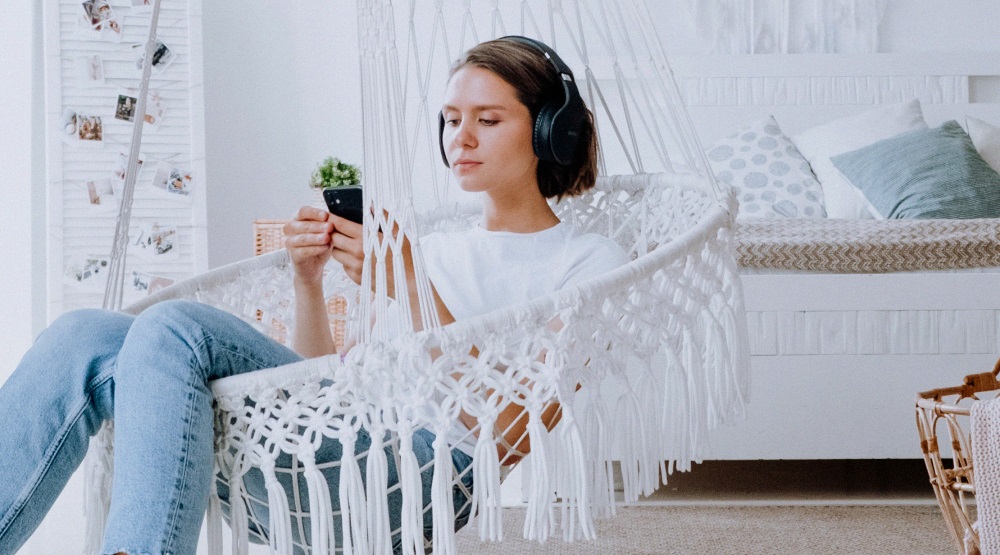 Девушка, слушающая музыку / Фото: Pexels, Cottonbro
