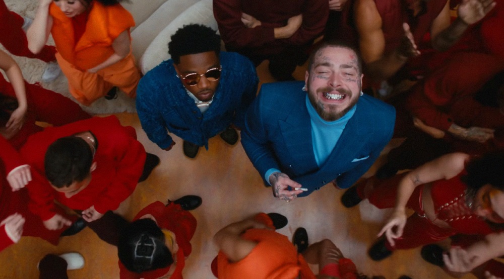 Кадр из клипа «Cooped Up»