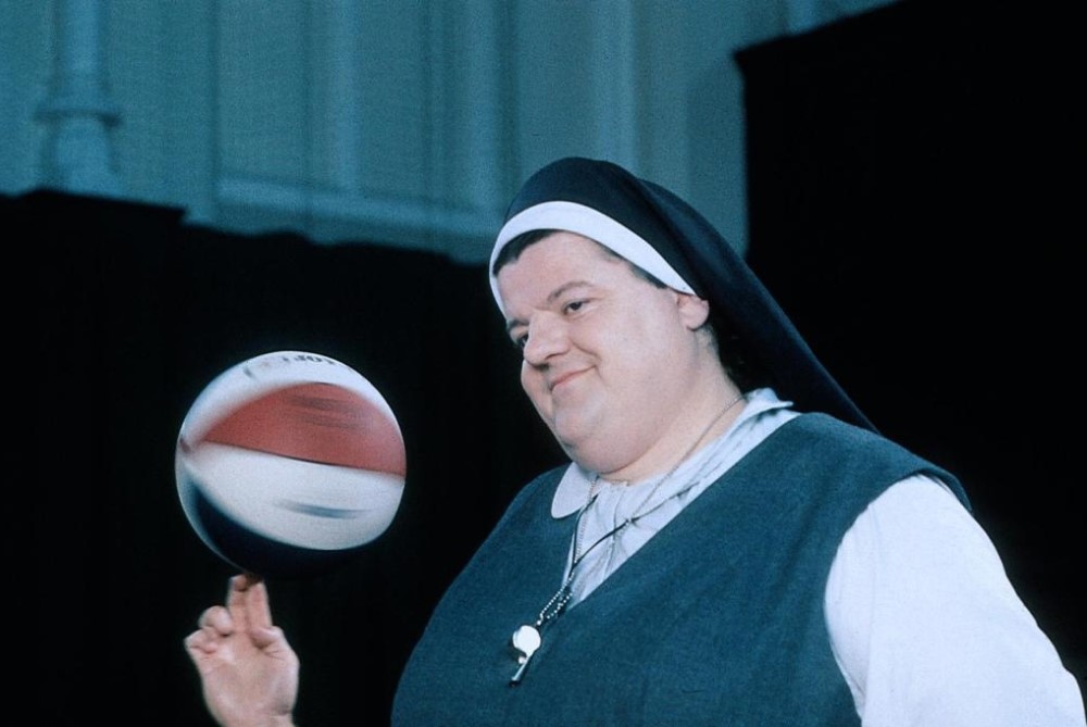 Робби Колтрейн в фильме «Монахини в бегах» (1990)