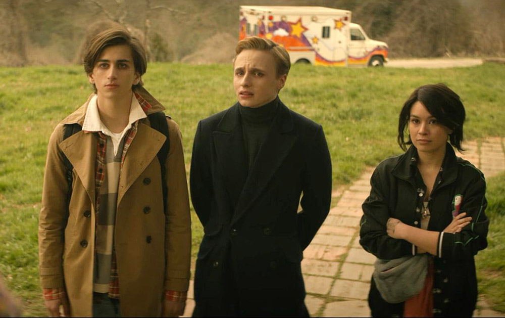 Слева направо: Себастьян Крофт, Ти Теннант и Мэдалин Хорчер в 3 сезоне сериала «Роковой патруль» (2021)