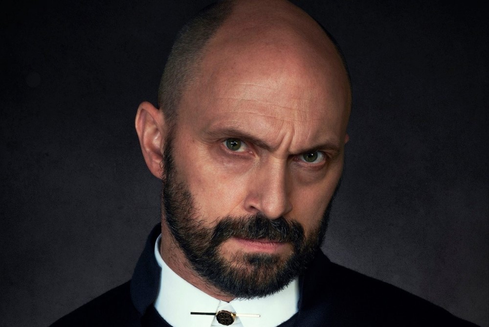 Уилл Кин на промо-фото сериала «Темные начала» (2019 – 2022)