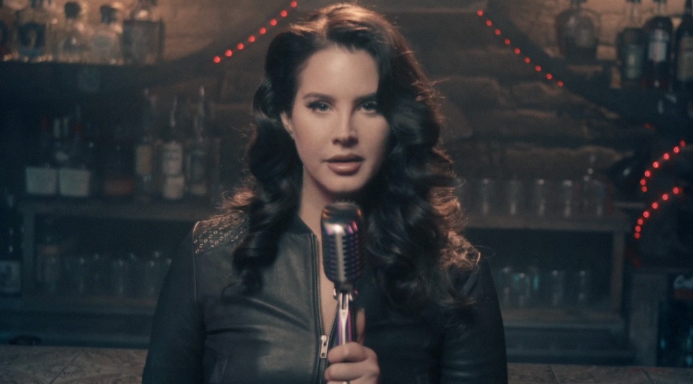 Лана Дель Рей, кадр из видео «Let Me Love You Like A Woman»