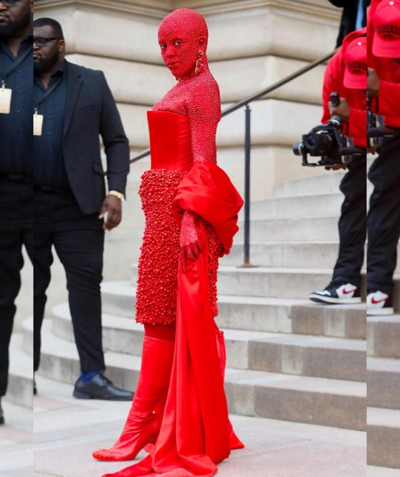 Doja Cat на показе Schiaparelli / Фото: Фото: фан-страница Doja Cat Planet