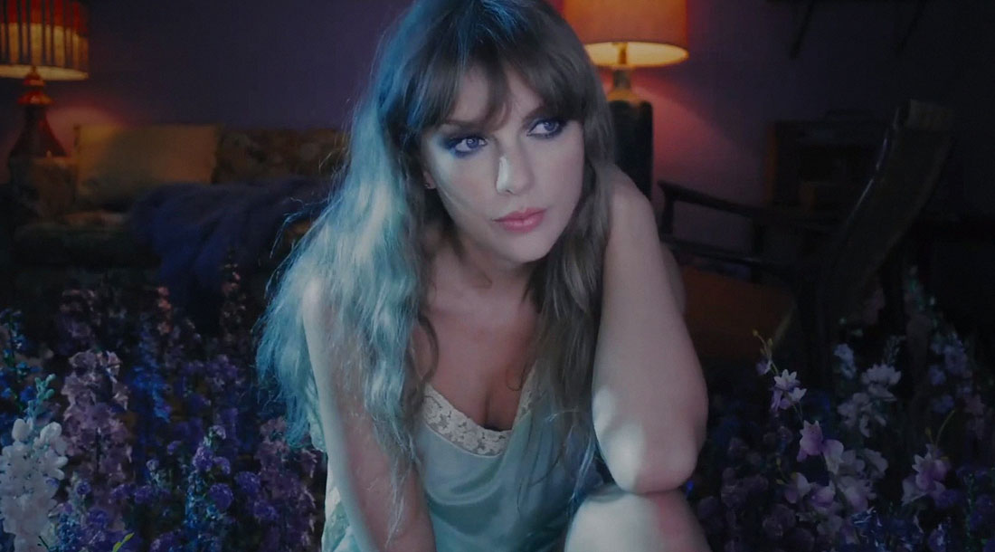 Кадр из клипа «Lavender Haze»