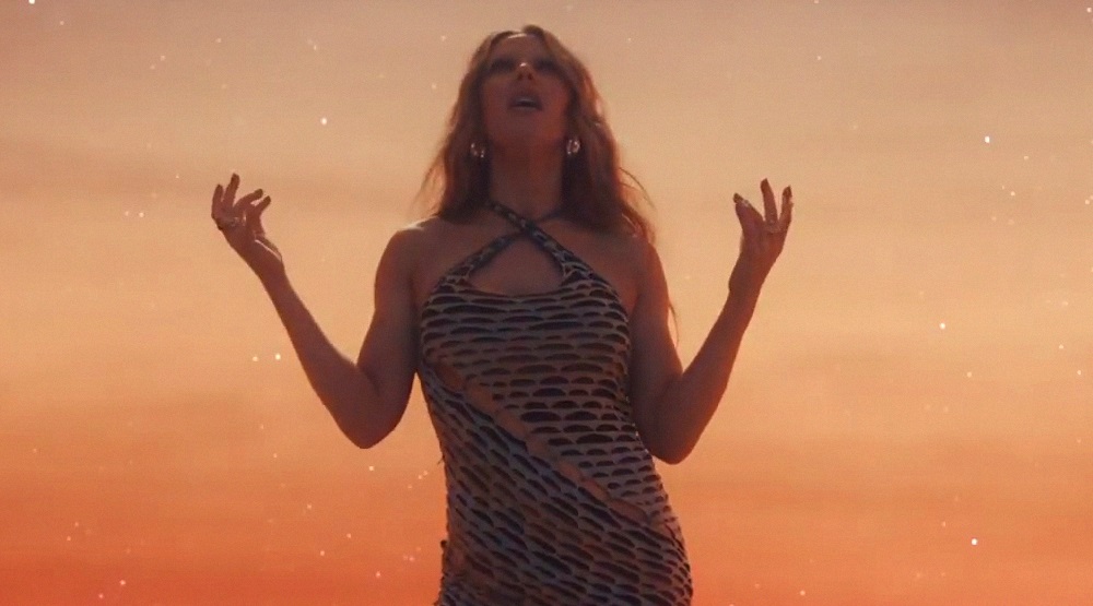 Элли Голдинг, кадр из клипа «Like a Saviour»