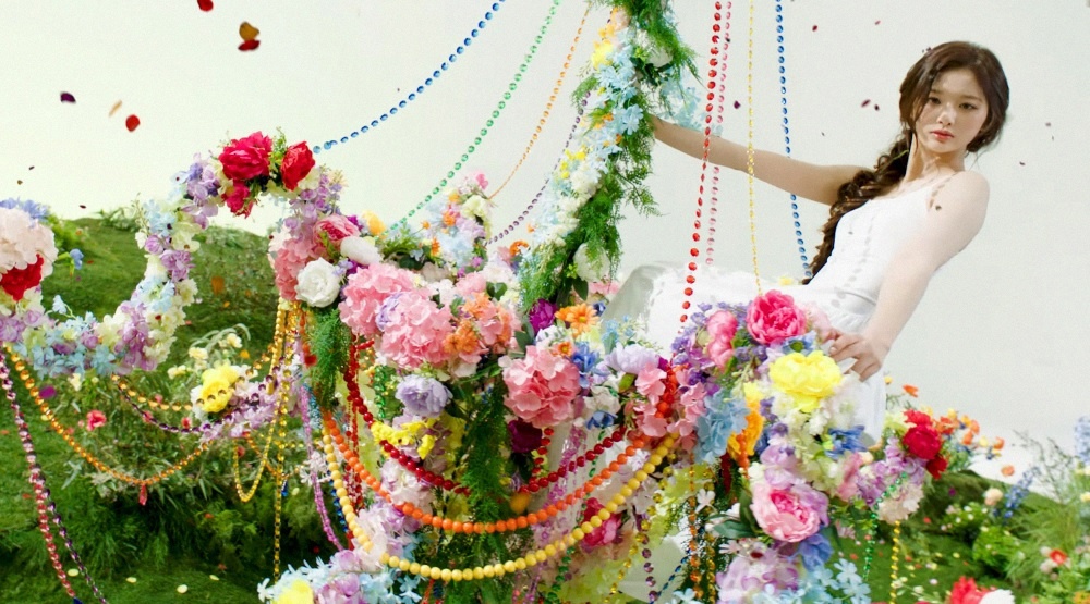 Кадр из клипа «Love Me Like This»