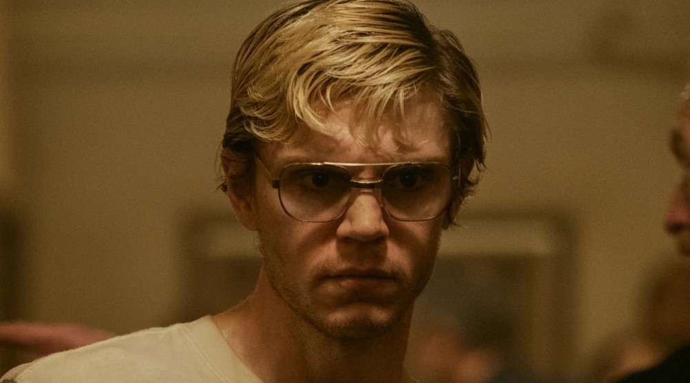 Кадр из 1 сезона сериала «Монстр: История Джеффри Дамера» (2022)