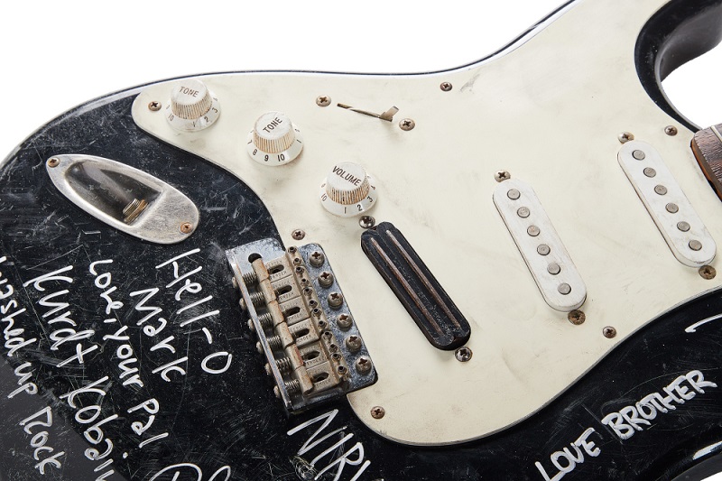 Гитара Fender Stratocaster, принадлежавшая Курту Кобейну / Фото: сайт аукциона Julien's