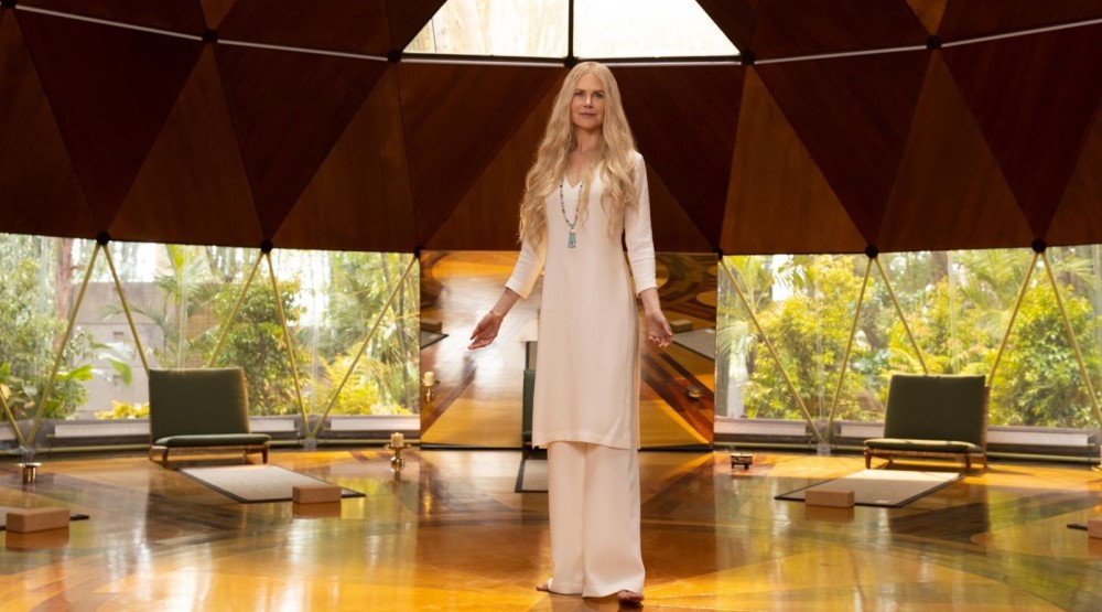 Кадр из 1 сезона сериала «Девять совсем незнакомых людей» (2021)