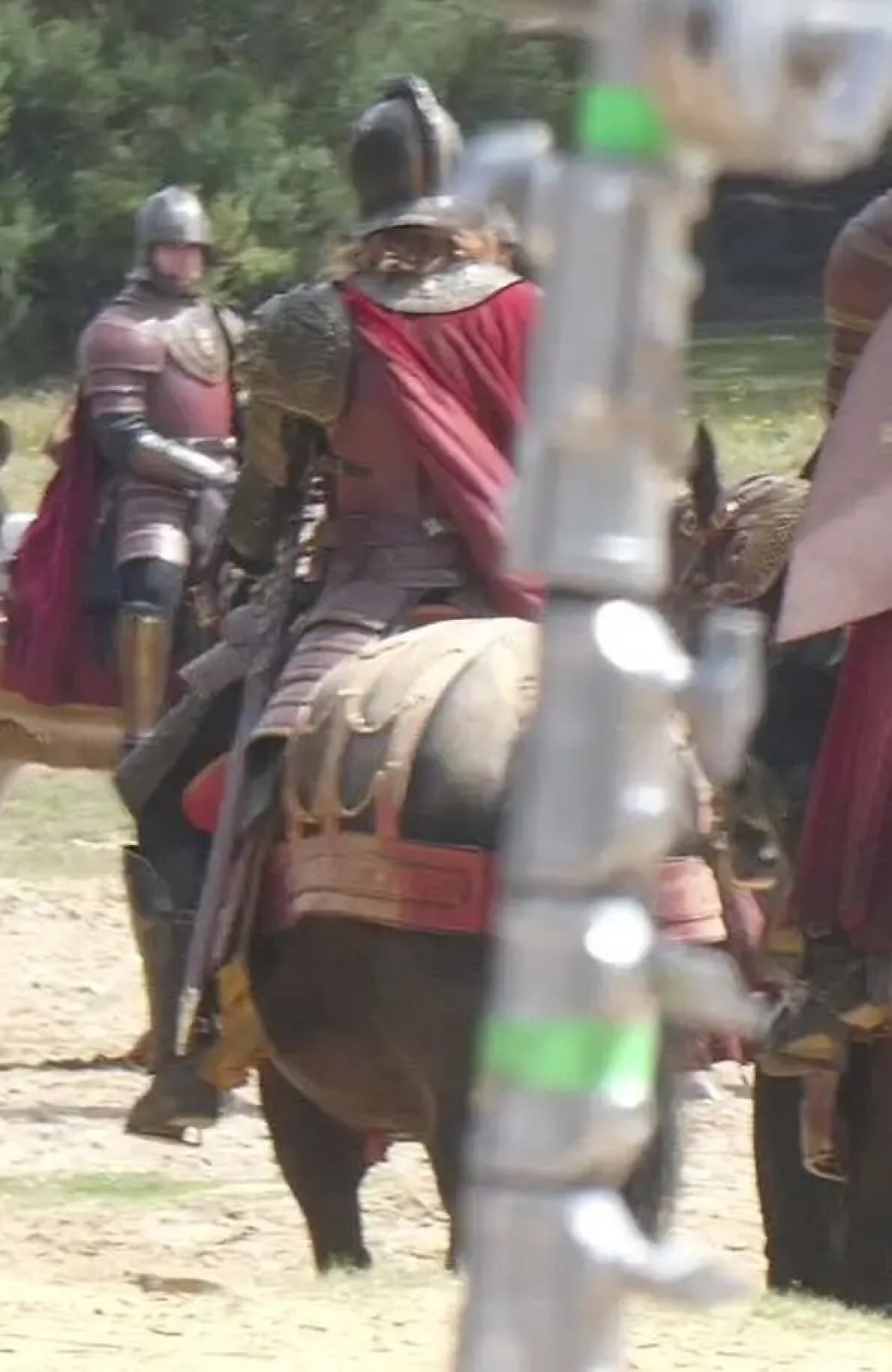 Джейсон Ланнистер (предположительно), кадр со съемок 2 сезона сериала «Дом дракона» (2024)