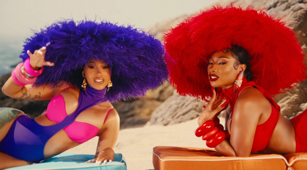 Кадр из клипа «Bongos»